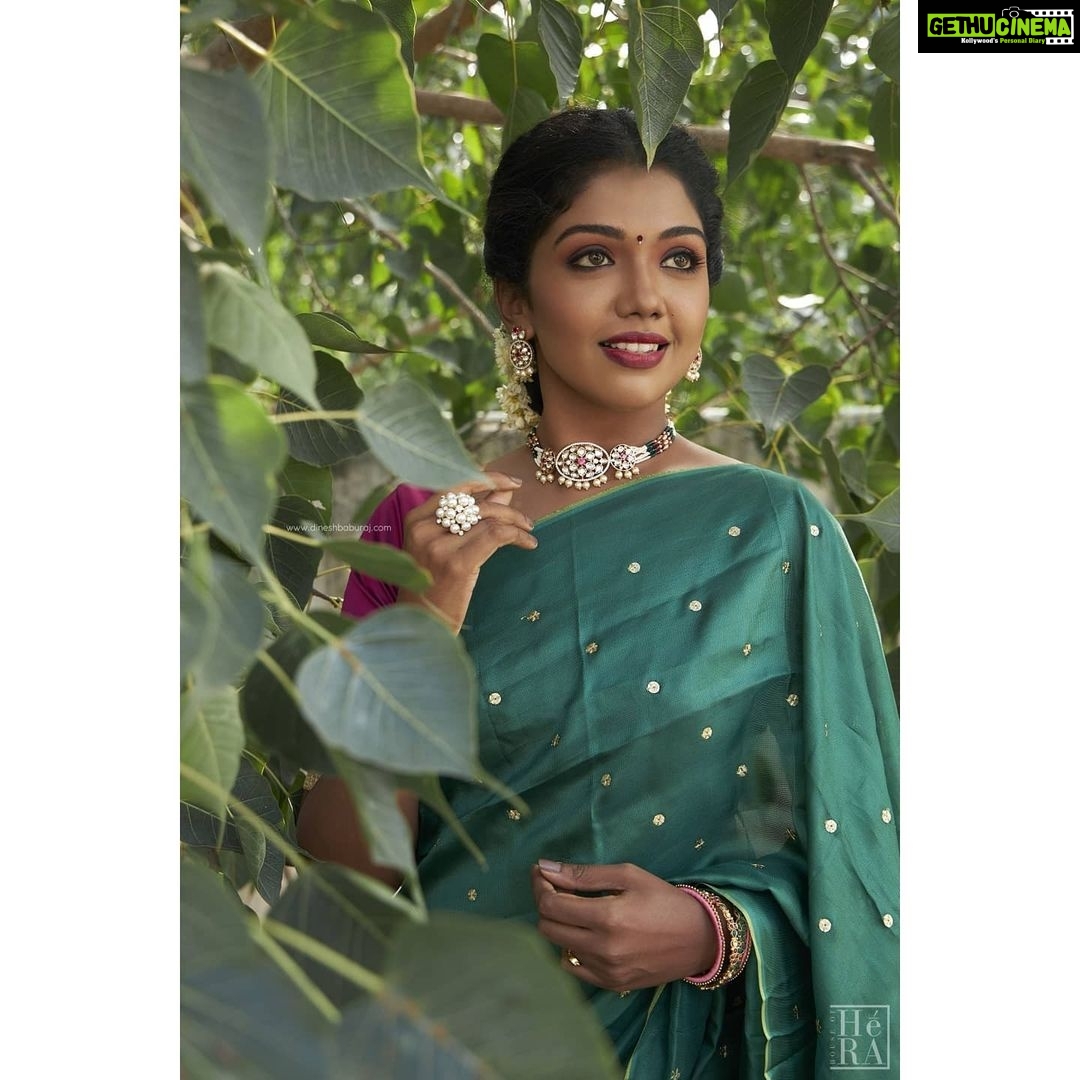 Riythvika Instagram - இனிய தீபாவளி நல்வாழ்த்துக்கள் 💥✨ #happydiwali💥 #happydiwali2020 • • - Jewellery @houseofherastore - MUA @makeupbyalfiar - Hairstylist @vidhyamakeoverartistry - On camera @dinesh_baburaj Saree @kiaraa_couture