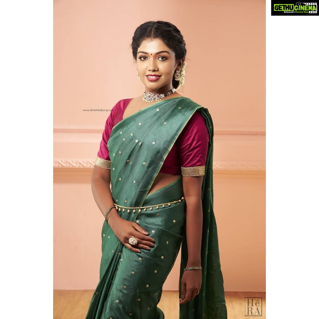 Riythvika Instagram - இனிய தீபாவளி நல்வாழ்த்துக்கள் 💥✨ #happydiwali💥 #happydiwali2020 • • Jewellery @houseofherastore MUA @makeupbyalfiar Hairstylist @vidhyamakeoverartistry On camera @dinesh_baburaj Saree @kiaraa_couture