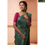 Riythvika Instagram - இனிய தீபாவளி நல்வாழ்த்துக்கள் 💥✨ #happydiwali💥 #happydiwali2020 • • Jewellery @houseofherastore MUA @makeupbyalfiar Hairstylist @vidhyamakeoverartistry On camera @dinesh_baburaj Saree @kiaraa_couture