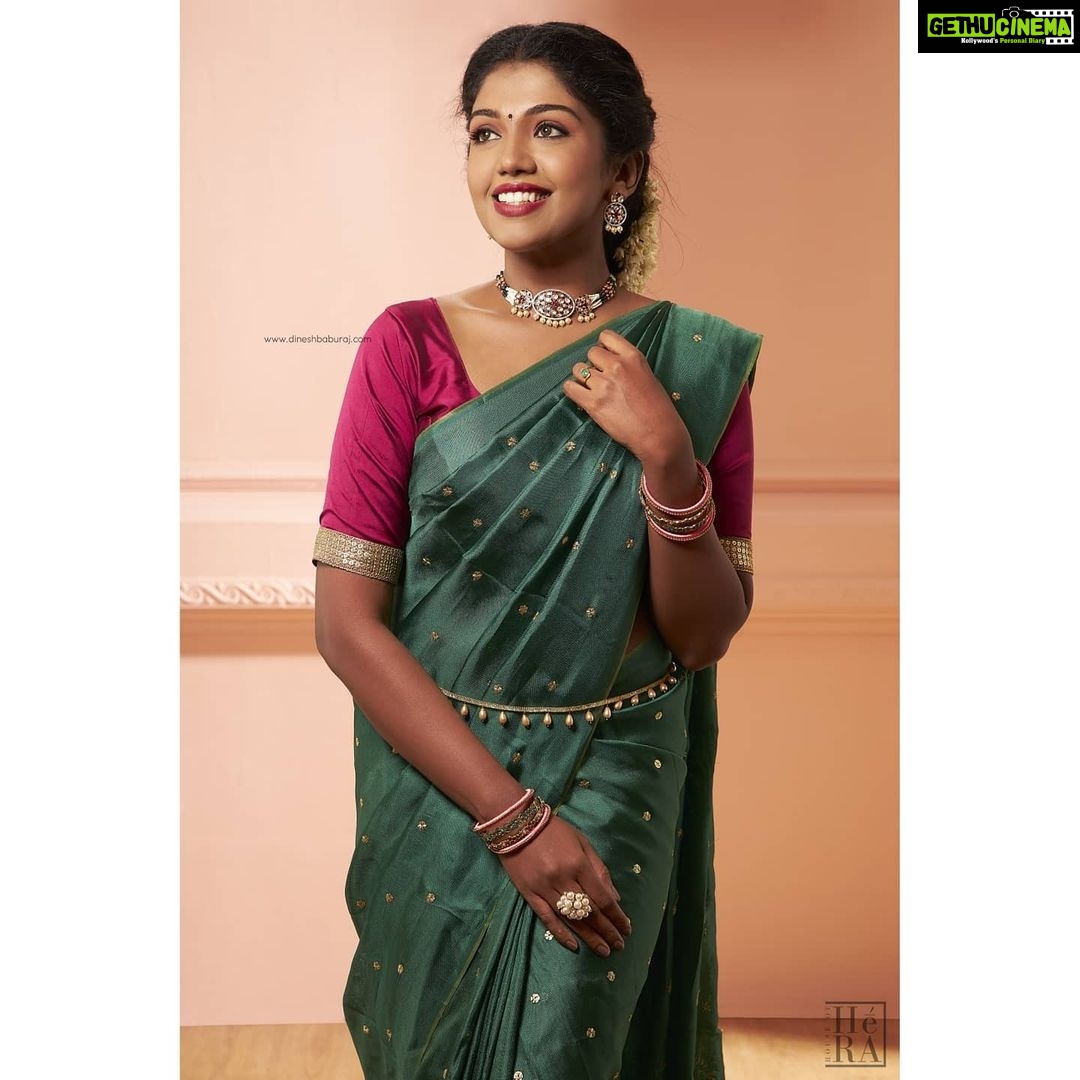 Riythvika Instagram - இனிய தீபாவளி நல்வாழ்த்துக்கள் 💥✨ #happydiwali💥 #happydiwali2020 • • Jewellery @houseofherastore MUA @makeupbyalfiar Hairstylist @vidhyamakeoverartistry On camera @dinesh_baburaj Saree @kiaraa_couture