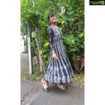 Riythvika Instagram - Candidlove #loveposing😍 #candidshots Pc @risha_jacobs_official @talk2naveen 👗 @sai_fashion_emporium_salwars