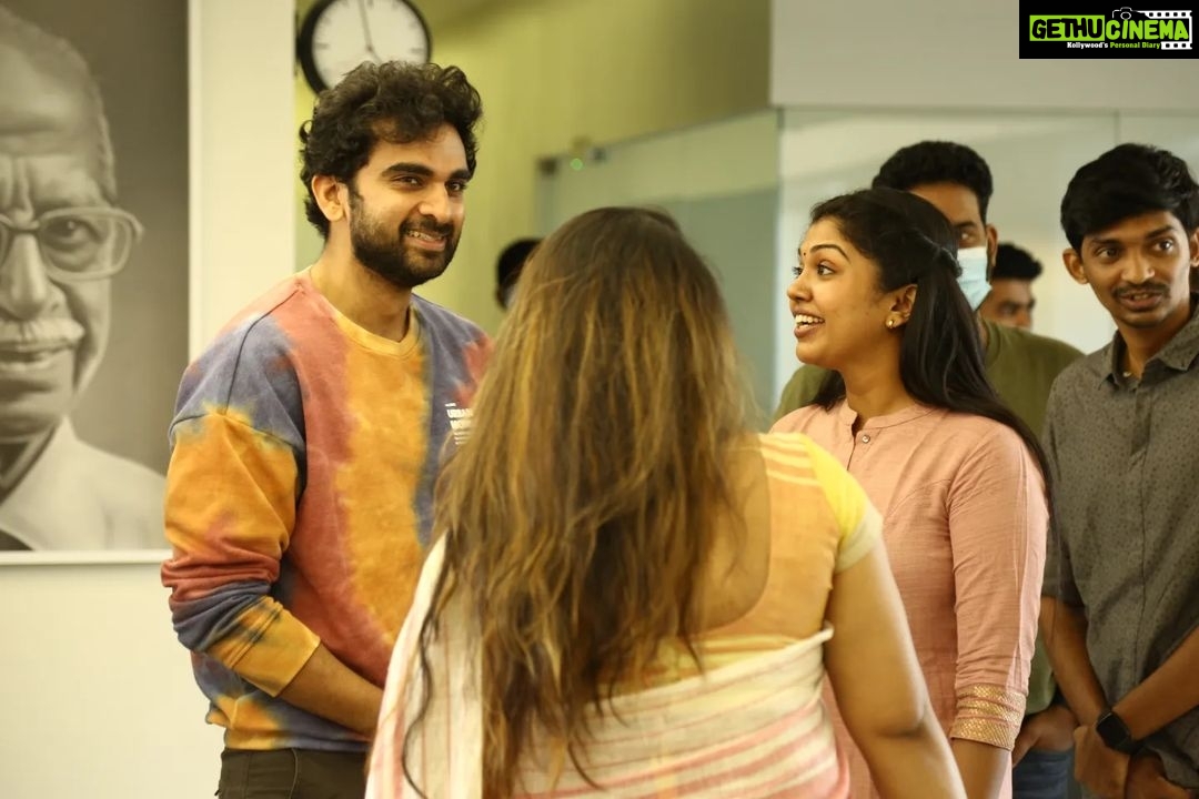 Riythvika Instagram - Some candid clicks 📸 with our team #SilaNerangalilSilaManidhargal @reyaahari @vishalvenkat1891 @ashokselvan @abihassan_ @manikabali87 @iam_praveenraja
