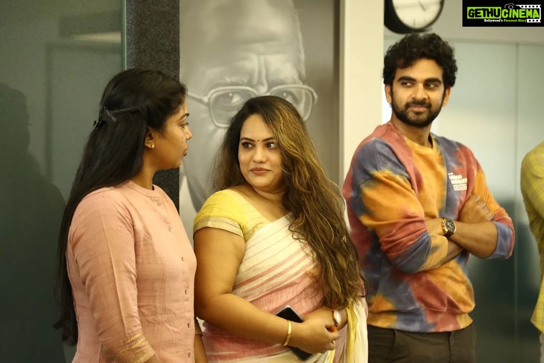 Riythvika Instagram - Some candid clicks 📸 with our team #SilaNerangalilSilaManidhargal @reyaahari @vishalvenkat1891 @ashokselvan @abihassan_ @manikabali87 @iam_praveenraja