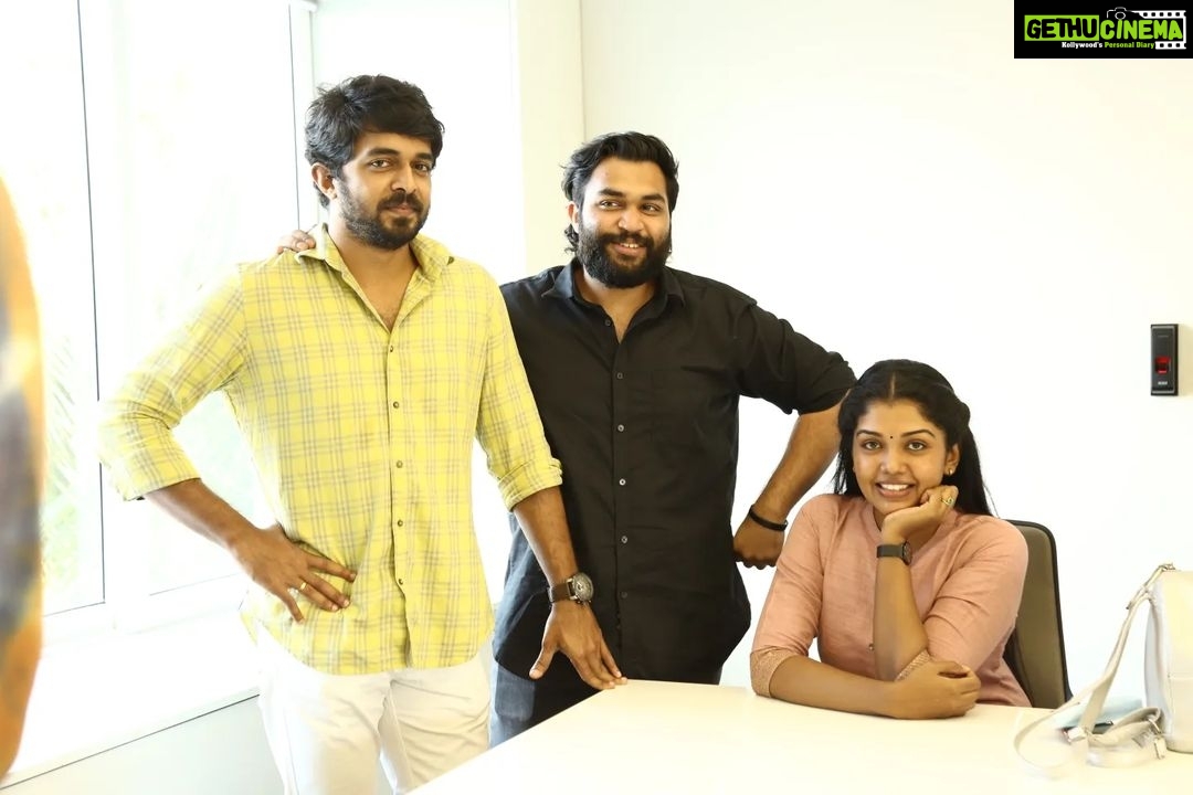 Riythvika Instagram - Some candid clicks 📸 with our team #SilaNerangalilSilaManidhargal @reyaahari @vishalvenkat1891 @ashokselvan @abihassan_ @manikabali87 @iam_praveenraja