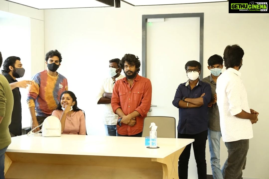 Riythvika Instagram - Some candid clicks 📸 with our team #SilaNerangalilSilaManidhargal @reyaahari @vishalvenkat1891 @ashokselvan @abihassan_ @manikabali87 @iam_praveenraja