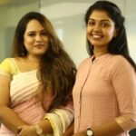 Riythvika Instagram - Some candid clicks 📸 with our team #SilaNerangalilSilaManidhargal @reyaahari @vishalvenkat1891 @ashokselvan @abihassan_ @manikabali87 @iam_praveenraja