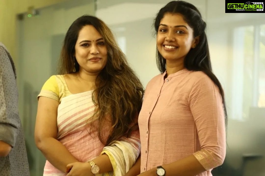 Riythvika Instagram - Some candid clicks 📸 with our team #SilaNerangalilSilaManidhargal @reyaahari @vishalvenkat1891 @ashokselvan @abihassan_ @manikabali87 @iam_praveenraja