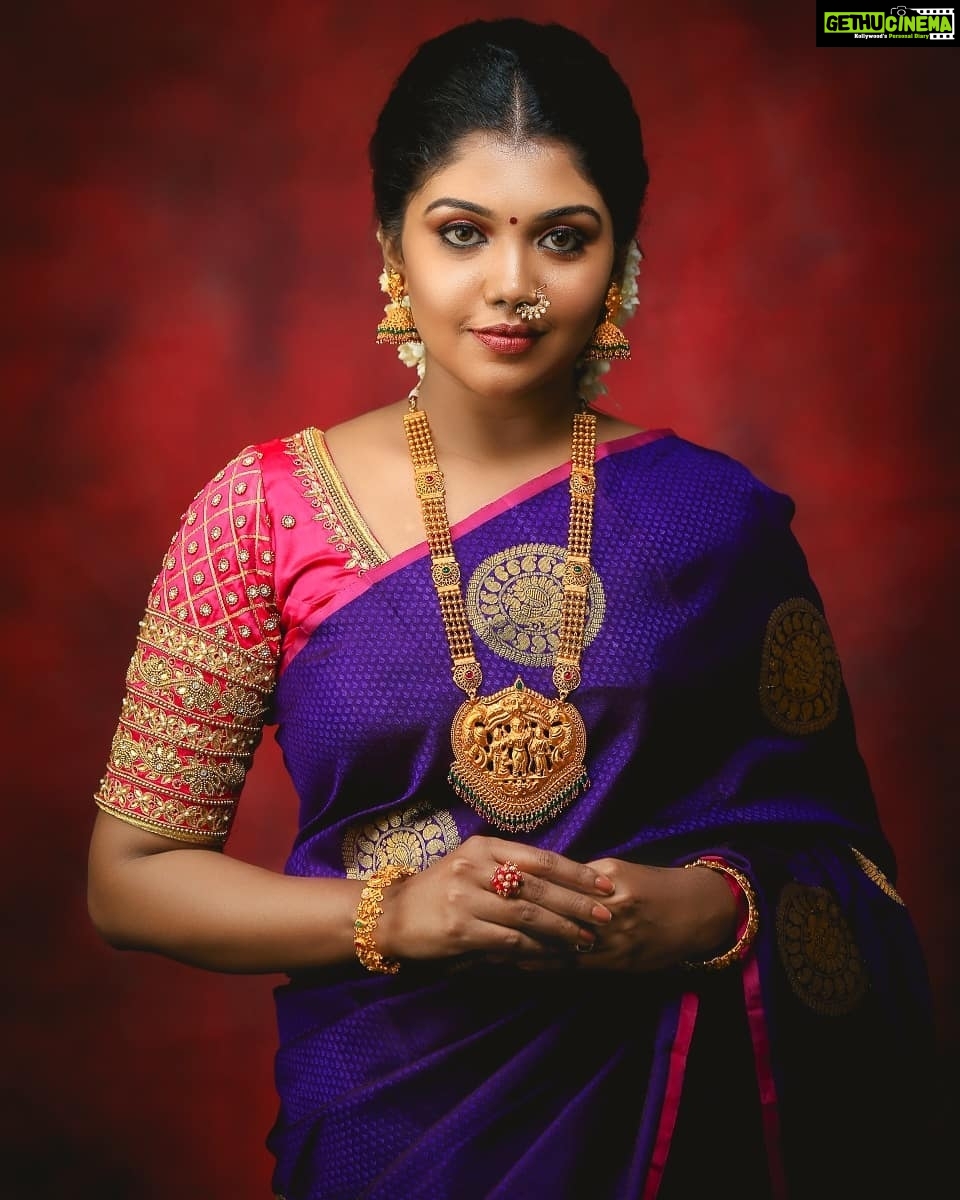 Riythvika Instagram - Makeup @preethimakeoverartistry Hairstylist @Nakshatramakeup Jewellery @narayanapearls Rings @houseofherastore Blouse @j2fashions Saree @meshira.in Camera @sreeganesh_photography Studio @studiojumbos