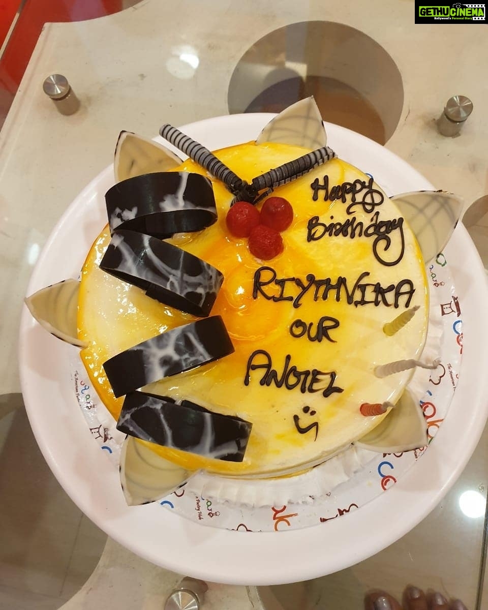 Riythvika Instagram - My birthday celebrations with my fan page admins @riythvikaarmy @riythvika_fans_forever @riythvika_fans_forever @riythvika_fans_forever @riythvika_fans_page #riythvikaarmy #riythvikabiggboss #riythvika💞😘🤗