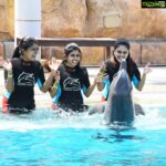 Riythvika Instagram - One more pic with this cute #dolphins🐬 #goodvibes #happyme😊 ❤️ ❤️❤️#dolpinsloveme @vishwakavish @janakislvm