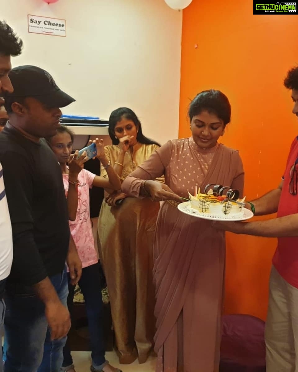 Riythvika Instagram - My birthday celebrations with my fan page admins @riythvikaarmy @riythvika_fans_forever @riythvika_fans_forever @riythvika_fans_forever @riythvika_fans_page #riythvikaarmy #riythvikabiggboss #riythvika💞😘🤗