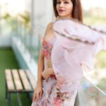 Rubina Dilaik Instagram - What song pops up looking at this……? . . . Shot by : @prashantsamtani Styled by: @ashnaamakhijani @styledbyashna Saree: @swtantraofficial Bralette: @closet.hues Earrings: @delicatofficial