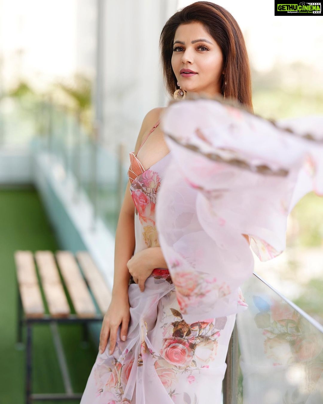 Rubina Dilaik Instagram - What song pops up looking at this……? . . . Shot by : @prashantsamtani Styled by: @ashnaamakhijani @styledbyashna Saree: @swtantraofficial Bralette: @closet.hues Earrings: @delicatofficial