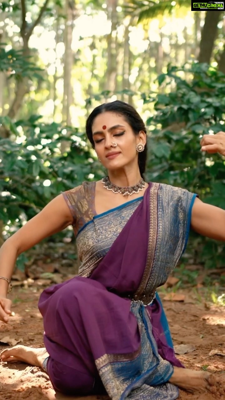 Rukmini Vijayakumar Instagram - Happy Basant Panchali everyone!! Thought this beautiful section of the swaraguccha describing goddess Saraswati would be appropriate for today. Swaraguccha, a string of swaras and jathis . This composition is from one of Raadha kalpa’s earliest productions, “Shankarabharanam” The audio is now available on iTunes and other music platforms . And the full video is available to watch on YouTube on the Raadha kalpa channel. The music will also be available on Instagram reels very soon! So be sure to tag me if you dance to it ❤️ Hope you all enjoy it! #bharatanatyam #shankarabharanam #jathi #swara #swaraguccha #pushpanjali #ganesha #saraswati #indiandance #carnatic #dancemusic