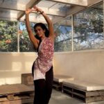 Rukmini Vijayakumar Instagram - Nothing too fancy…. Just dancing on the terrace taking a break from choreography and rehearsals 😊 Added the music later… so don’t really look at the beats please 🙄 #bharatanatyam #goodmorning #happydance #indiandancer #terracedance #sunlight #earlymorning
