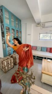 Rukmini Vijayakumar Instagram - Ask the flowers in my garden, the window panes, the trees … my hearts desire . They all know! 

Listen to this song a lot when I was growing up. Absolutely love it ❤️

Had to dance… taking a break from shooting educational videos for @theraadhakalpamethod with @vivianambrose

#bharatanatyam #abhinaya #dance #love #tamil #arrahman @arrahman #gentleman #tamilmovie #indiandance #saree