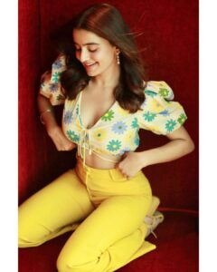 Rukshar Dhillon Instagram - You’re the sunflower 🎶🌻

Promotions #jugaadistan 💪🏻

Captured by- @advait_vaidya 
Styled by- @ankita_dhimaann 
Make up by- @ritikaturakhia01 
Hair by- @sandybeauti