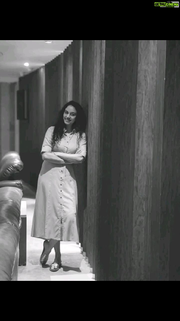 Rupa Manjari Instagram - Just that retro feels😎 #retro #retrobollywood #rdburman #blackandwhite #blackandwhitephotography #justthatkindaday #bahoonmeinchaleaao #rupamanjari #instagrammer #instadailypost #instagram #instapost #instapicture #insta #instagirl #instasaturday #saturday #saturdaynight #kollywoodactress #kollywood #mollywood #bollywood #southindiancinema #cinema #southindia #chennai