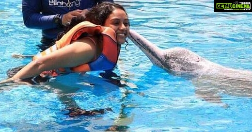 Rupa Manjari Instagram - Memories sunday......A kiss to remember for a lifetime,π¬β€β€β€πππ My bestie Manoj made one of my dreams come true! Thank God for friends like family! Dunno what i would have done without them β€π§π»ββοΈππΈπ π #singapore #waterpark #dolphins #thrilled_me #sundayfeels #sundaymemories #sunday #holiday #bestfriend #RupaManjari #actor #southindia #kollywood #mollywood #instagrammer #instadailly #instagirl #instapost #instagram #instaphoto #insta #instasunday #instagood