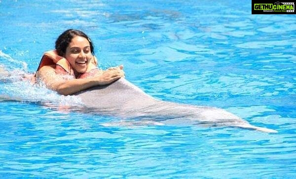 Rupa Manjari Instagram - Memories sunday......swimming wit joy❤❤❤❤ My bestie Manoj made one of my dreams come true! Thank God for friends like family! Dunno what i would have done without them ❤🧚🏻♀️🌈🌸🌠🌌 #singapore #waterpark #dolphins #thrilled_me #sundayfeels #sundaymemories #sunday #holiday #bestfriend #RupaManjari #actor #southindia #kollywood #mollywood #instagrammer #instadailly #instagirl #instapost #instagram #instaphoto #insta #instasunday #instagood