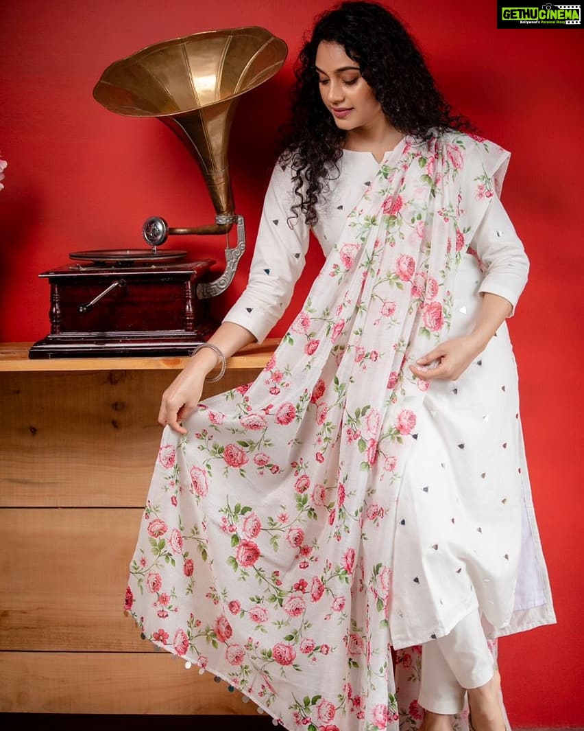 Rupa Manjari Instagram - It was lovely to collaborate wit you @magizham_boutique❤ Swan 🦢 Cotton mirror work top and narrow fit pant with chanderi digital printed floral dupatta Camera - @kiransaphotography Makeup - @chisellemakeupandhair Hair - @tangled_by_ila Accessories- @yoursethnically Stylist - @navadevi.rajkumar #chanderisilk #chanderilines #fulldress #shoppingonline #magizhamdresses #magizham_boutique #diwali2020 #diwalidress #fullsleeve #bigflare #diwaliedit #tradionaldress #festivedress #festivewear #onlineshopping #RupaManjari