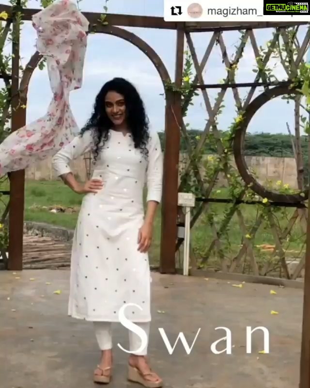 Rupa Manjari Instagram - π @magizham_boutique #Repost @magizham_boutique (@get_repost) γ»γ»γ» Swan π¦’ Cotton mirror work top and narrow fit pant with chanderi digital printed floral dupatta Muse - @therupamanjari Camera - @kiransaphotography Makeup - @chisellemakeupandhair Hair - @tangled_by_ila Accessories- @yoursethnically Stylist - @navadevi.rajkumar #chanderisilk #chanderilines #fulldress #shoppingonline #magizhamdresses #magizham_boutique #diwali2020 #diwalidress #fullsleeve #bigflare #diwaliedit #tradionaldress #festivedress #festivewear #onlineshopping