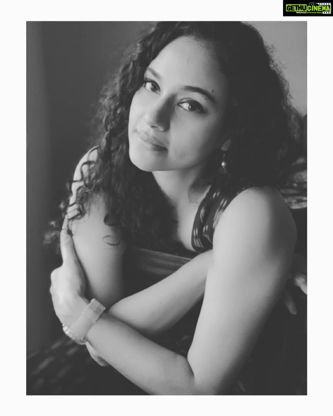 Rupa Manjari Instagram - You're just a monochrome behind all the colorful chaos🖤🤍 black and white series continues...... Pc: @stoker_by_madhi #blackandwhitephotography #blackandwhite #black #white #monochrome #casualphotography #curlyhairgirl #chennai #actor #india #southindian #instamonday #instamood #instaphotography #instagramers #instapost #instagram #instagirl #instadaily😉 #insta #eveningvibes #thursdayvibes #thursday