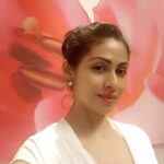 Sadha Instagram - Love the painting in the background! #lovepink 💗