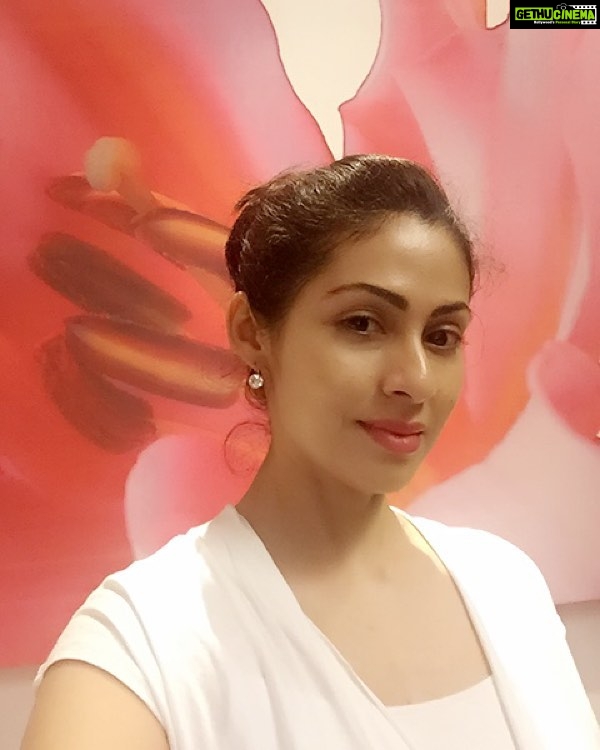 Sadha Instagram - Love the painting in the background! #lovepink 💗