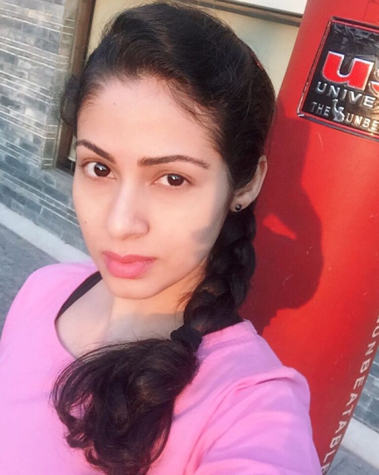 Sadha Instagram - Working out on a Sunday evening!!!😄 #selfietime #lovepink #lovegyming