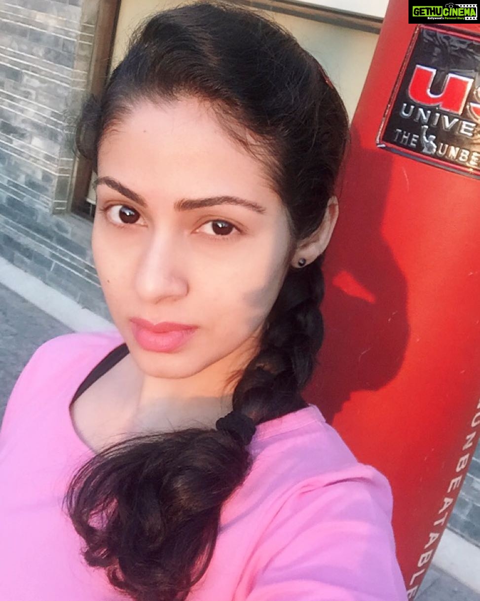 Sadha Instagram - Working out on a Sunday evening!!!😄 #selfietime #lovepink #lovegyming