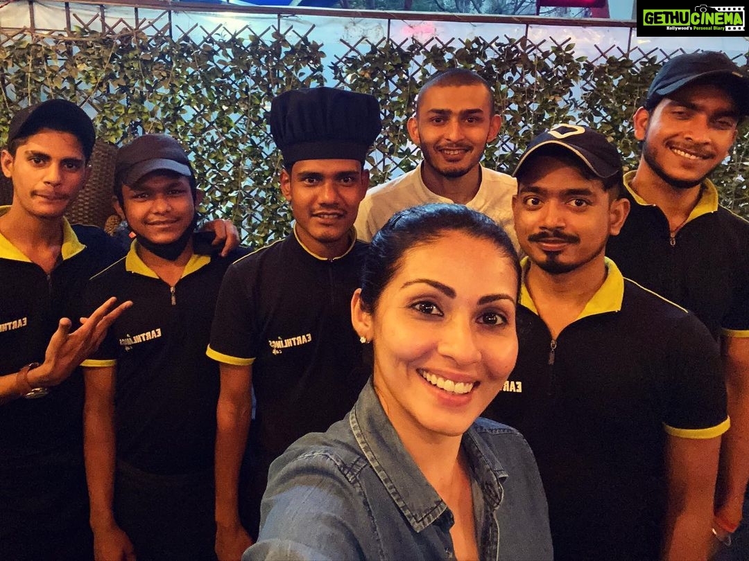 Sadha Instagram - Happy faces after a hectic day! 😀💚🌱 @earthlings.cafe #teamwork #earthlingscafe #myteam #vegancafe #sadaasgreenlife #mylife #veganlife #veganbusiness #veganentrepreneur #enterpreneur #lovemylife #blessed #gratitude #veganpower #mumbaivegan #vegan #veganfood #vegansofinstagram #vegansofindia #indianvegan #veganactor #ethicalvegan #happiness #peace #animallover Earthlings Cafe