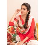 Sadha Instagram - Have a fabulous saturday....no matter how you feel... get up..dress up...show up...and never give up... #saturday #happyweekend #behappy #besafe