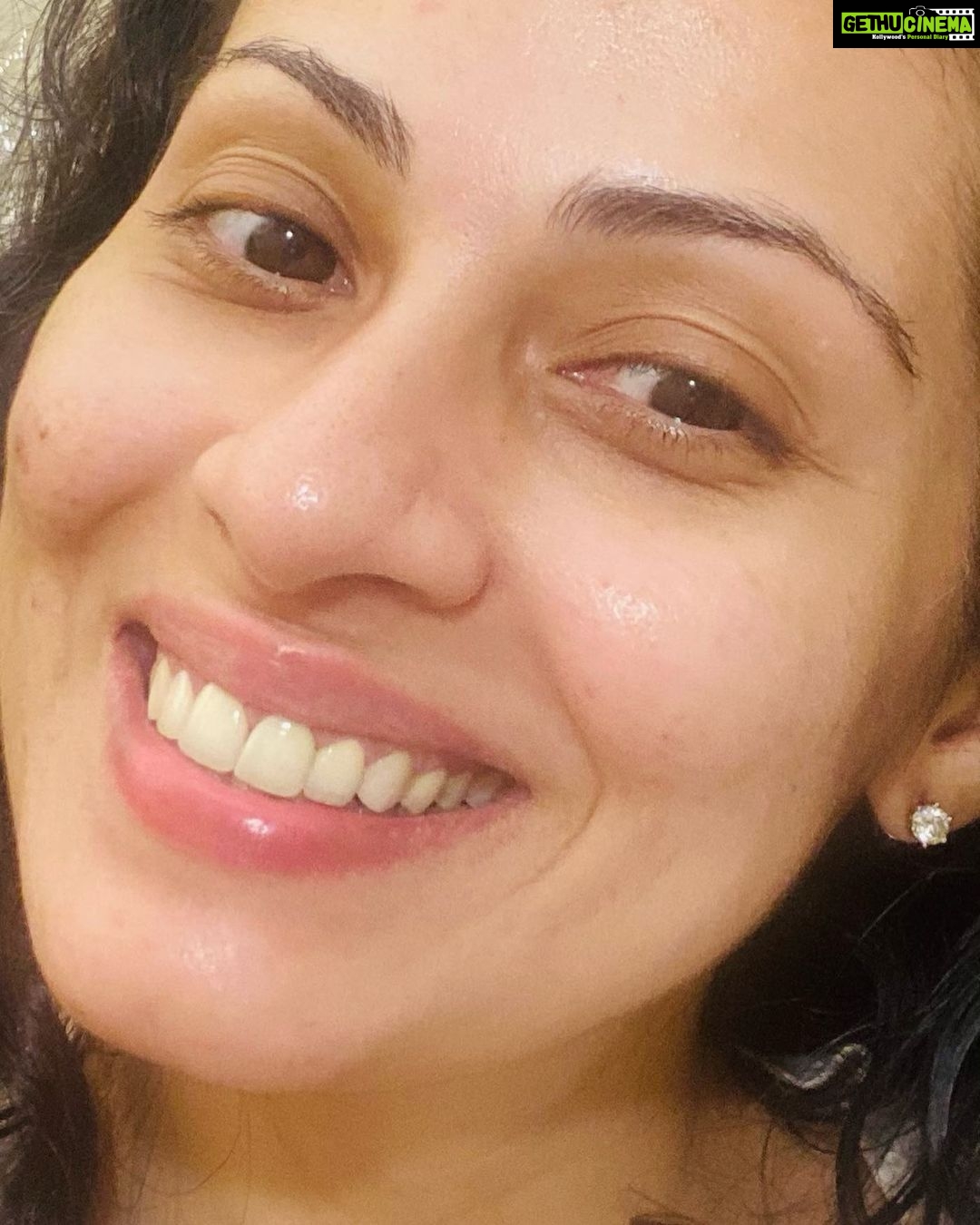 Sadha Instagram - Smile is all you need to brighten your day! #nomakeup #actor #veganglow #selflove Mumbai, Maharashtra