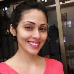 Sadha Instagram - I don't know what brings tomorrow's day! All I can say, no matter what, this smile shall stay!! 😀 And that rhymed!!! 😁 #sundayvibes #oiledhair #nomakeup #lazyday