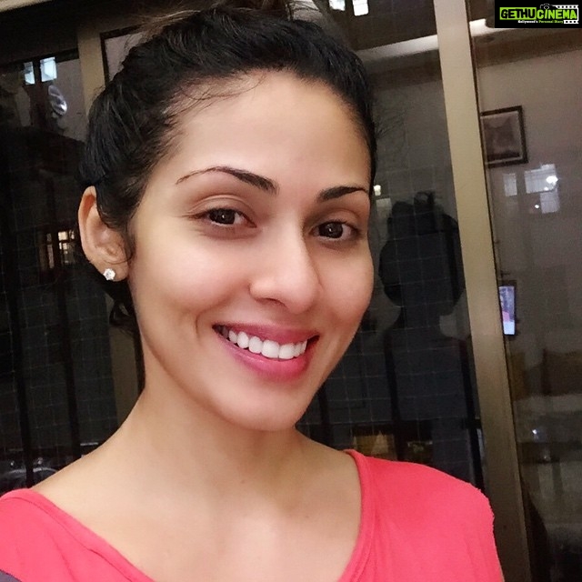 Sadha Instagram - I don't know what brings tomorrow's day! All I can say, no matter what, this smile shall stay!! 😀 And that rhymed!!! 😁 #sundayvibes #oiledhair #nomakeup #lazyday