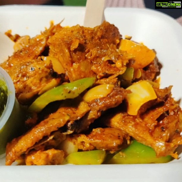 Sadha Instagram - Last Sunday at the 'One Earth Festival'!!! What do Vegans eat??? Food that doesn't involve abuse and murder of other sentient beings! Healthy, delicious & cruelty free food! P.S. There was much more variety than pictured here.. Pics courtesy: Sahil Bhambri #GoVegan #LiveAndLetLive #DairyFree #MeatFree #NoDeadAnimalOnMyPlate #oneearthfestival2018 #vegans #vegansofig #mockmeat #plantbasedfoods