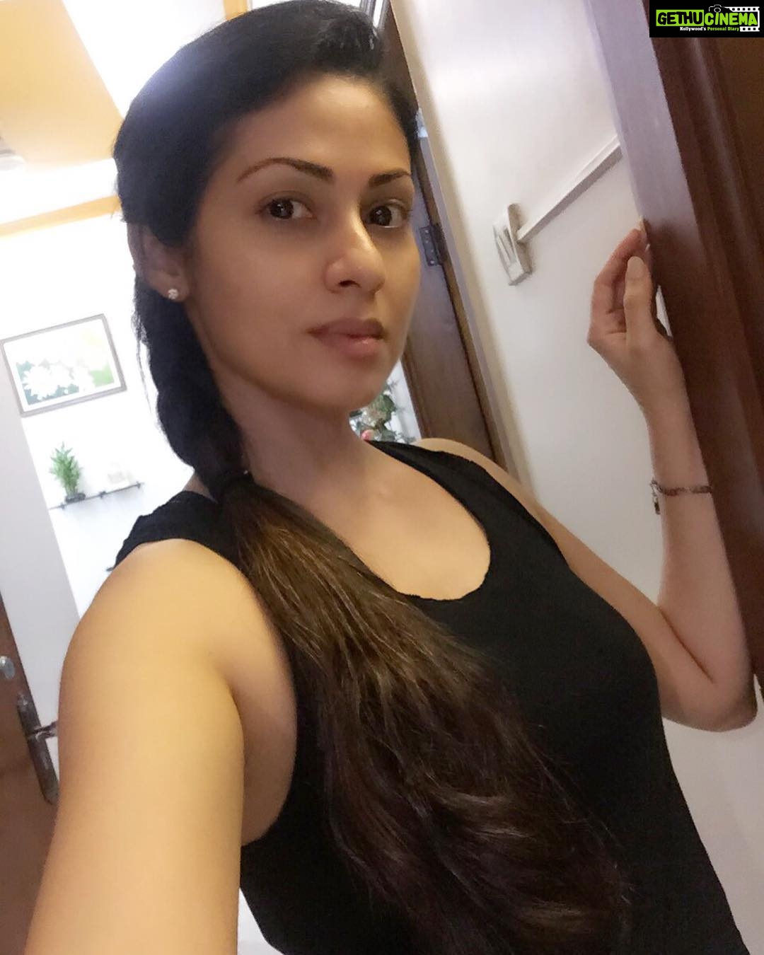 Sadha Instagram - Hair getting longer than ever before! 😀 One among many benefits of a plant based diet! #veganlife #crueltyfree #vegansofig #liveandletlive #hairytales #selfie