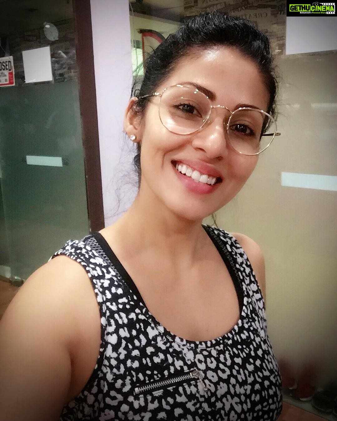 Sadha Instagram - I seek happiness in small things like these; posing in someone's else's glasses.. I so loved this frame!! 😀😍 #yogaclass #smalljoysoflife #happiness #love #peace #sefie #nomakeup #sillyme