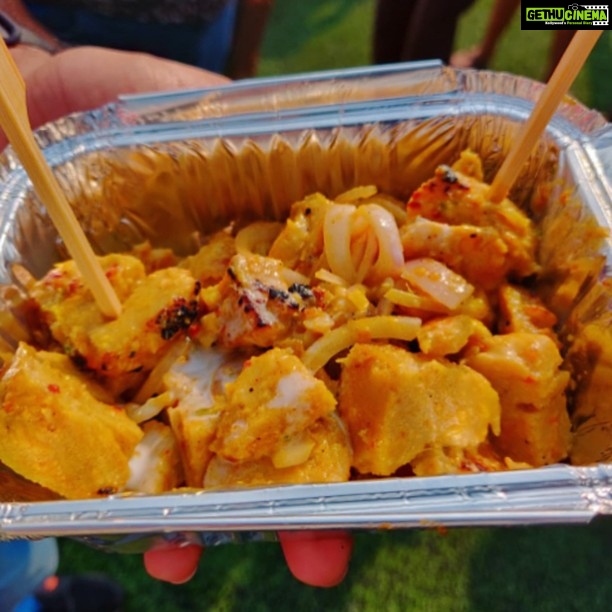 Sadha Instagram - Last Sunday at the 'One Earth Festival'!!! What do Vegans eat??? Food that doesn't involve abuse and murder of other sentient beings! Healthy, delicious & cruelty free food! P.S. There was much more variety than pictured here.. Pics courtesy: Sahil Bhambri #GoVegan #LiveAndLetLive #DairyFree #MeatFree #NoDeadAnimalOnMyPlate #oneearthfestival2018 #vegans #vegansofig #mockmeat #plantbasedfoods