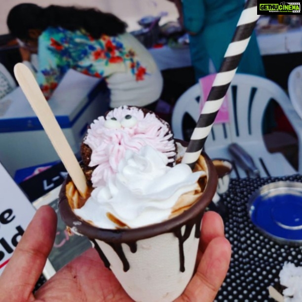 Sadha Instagram - Last Sunday at the 'One Earth Festival'!!! What do Vegans eat??? Food that doesn't involve abuse and murder of other sentient beings! Healthy, delicious & cruelty free food! P.S. There was much more variety than pictured here.. Pics courtesy: Sahil Bhambri #GoVegan #LiveAndLetLive #DairyFree #MeatFree #NoDeadAnimalOnMyPlate #oneearthfestival2018 #vegans #vegansofig #mockmeat #plantbasedfoods