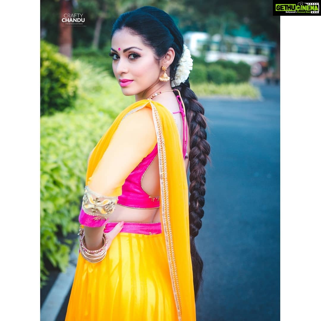 Sadha Instagram - An Indian woman, undoubtedly looks the best in the traditional Indian attire..๐๐๐งก since it's impossible to dress up like this on an everyday basis, I grab opportunities when I get to go all out ... ๐๐ Outfit, styling and makeup: Selffff ๐ค Photography: @crafty_chandu #southindianactress #indiantradition #love #dance #performance #tollywood #kollywood