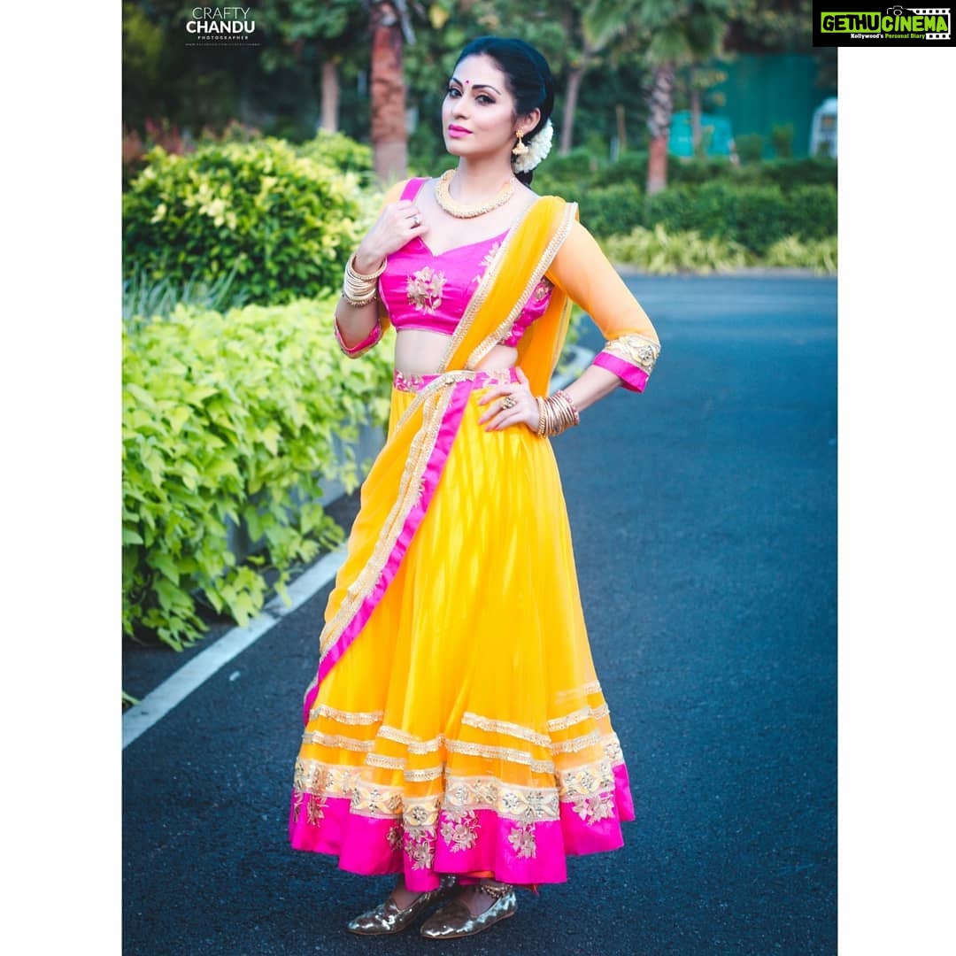 Sadha Instagram - An Indian woman, undoubtedly looks the best in the traditional Indian attire..๐๐๐งก since it's impossible to dress up like this on an everyday basis, I grab opportunities when I get to go all out ... ๐๐ Outfit, styling and makeup: Selffff ๐ค Photography: @crafty_chandu #southindianactress #indiantradition #love #dance #performance #tollywood #kollywood