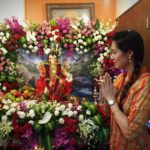 Sadha Instagram – “Gananayakay ganadaivataya
Ganadhyakshay dheemahi
Gun shariray gun manditay
Guneshanay dheemahi
Gunadhitay gunadhishay
Guna pravishtay dheemahi
Ekadantay vakratunday
Gauri tanaya dheemahi
Gajeshanay bhalchandray
Shree ganeshay dheemahi” 🌺🌺🌺
#ganeshchaturthi #ganapatibappamorya #indianfestival #seekingblessings