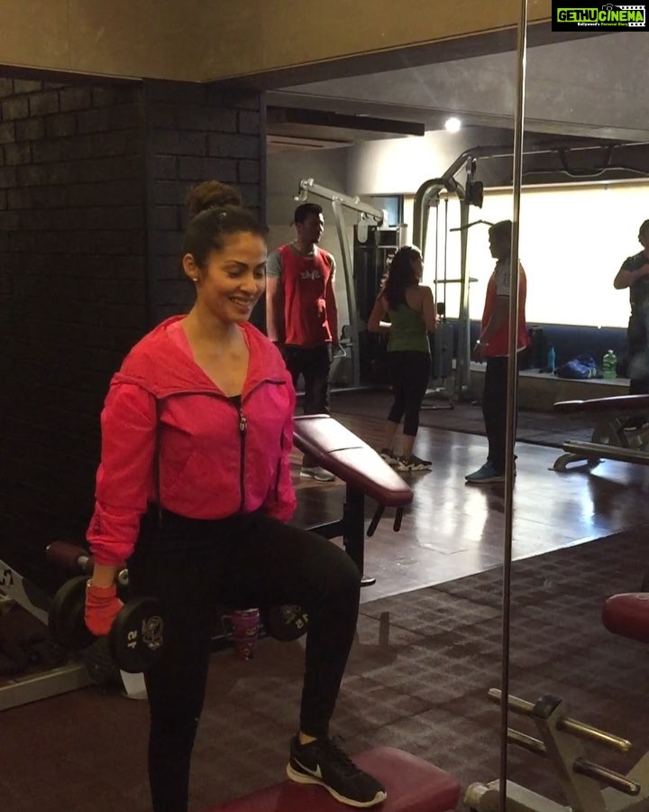 Sadha Instagram - 30 reps X 3 sets.. This along with 3 sets of 6 other exercises amounts to a killer legs workout.. No whey protein supplement, no dairy, no eggs, no meat, no fish.. Just clean plant based healthy food.. #stepup #legsday #workout #gym #fitnesslover #indianvegan #vegansofinstagram #plantbased #fintess #guiltfree #crueltyfree #dairyfree #meatfree #vegan #veganlife #liveandletlive 🌱💚💪
