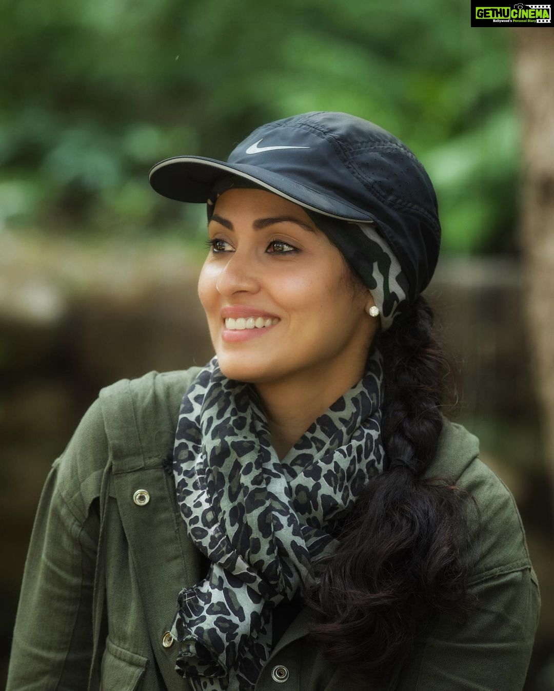 Sadha Instagram - When you are posing for one camera but better pics come from the one that you are not even posing for! Read that again!!! 🙈😀 Thank you @ravi_bandhavgarh for this! #safari #wildlife #intothewild #naturelovers #bandhavgarhnationalpark #bandhavgarhtigerreserve #mptourism #traveller #explorer #veganlife #mylife #passion #bigcats Bandhavgarh National Park