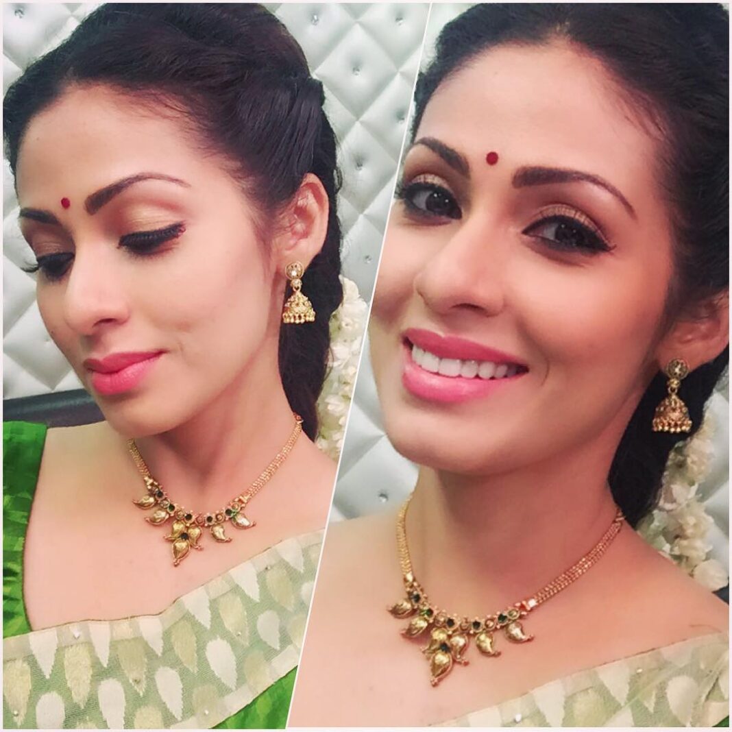 Sadha Instagram - #goodafternoon 😄 For all those who missed seeing me in my Jayam and Anniyan/Apparachitudu look, here it is.. Homely village girl yet again, after so long.. Hope you'll like it ☺️☺️☺️ #southindiancinema #tamilmovies #kollywood #southindianfilms #tamilfilm #selfie #selfietime #selfiecollage