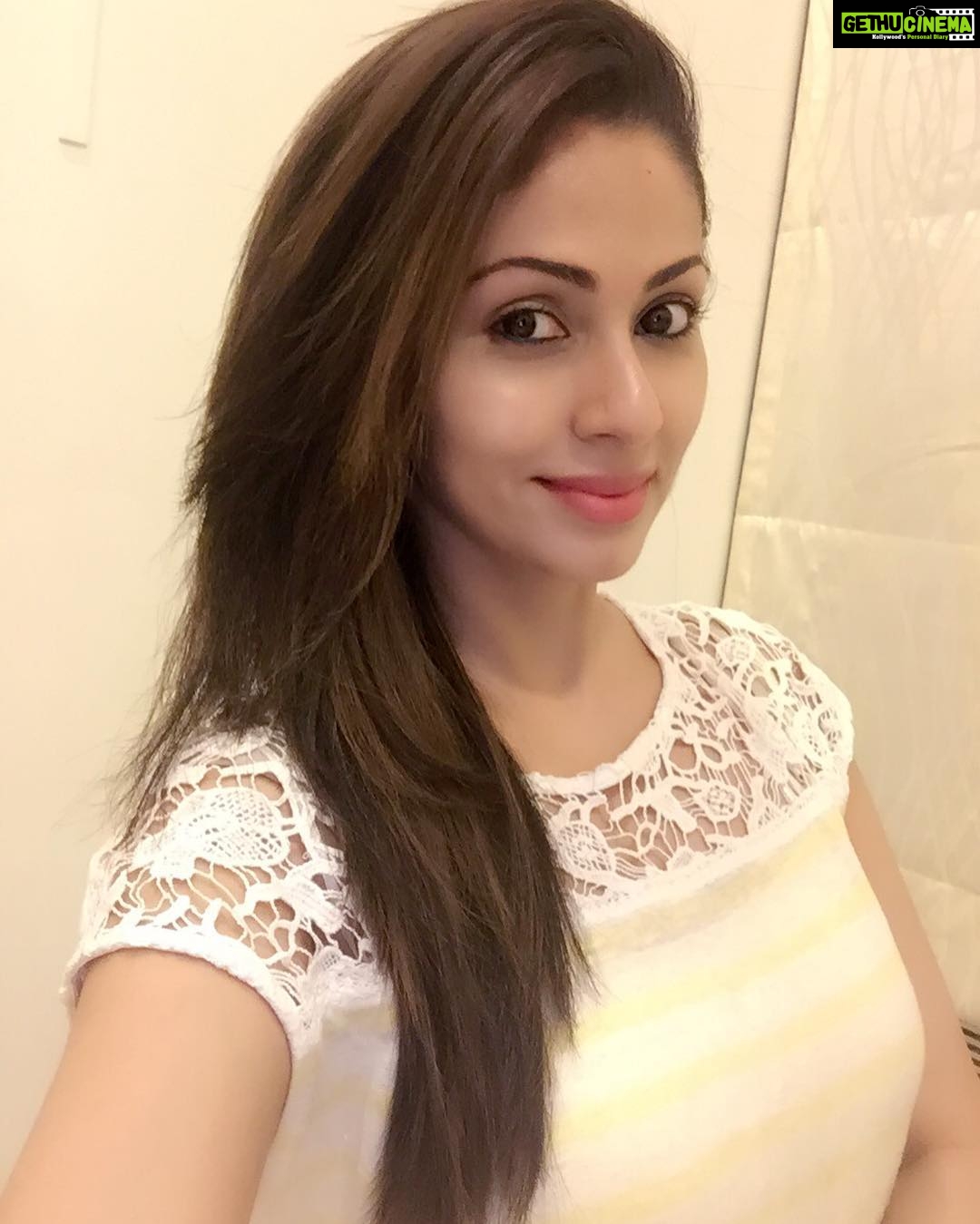Sadha Instagram - #newlook #straighthair #lovingit 😍 #selfie #selfietime 😄