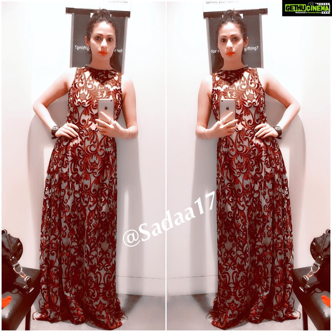 Sadha Instagram - 😁 #mirrorselfie #travelling #shopping