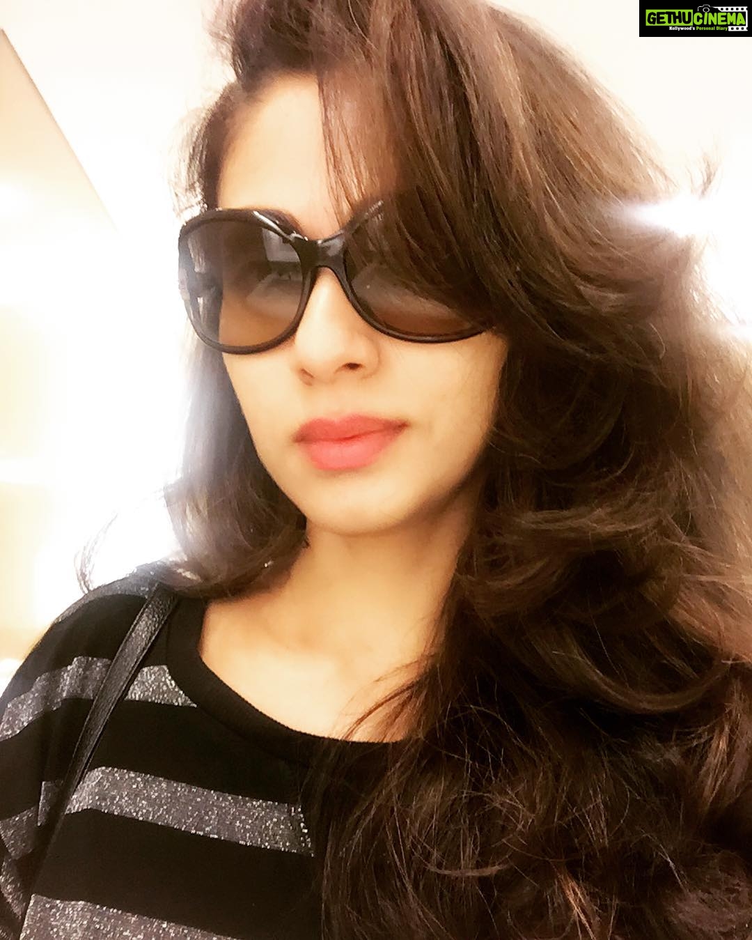 Sadha Instagram - #traveltime #workmode #delayedflight #killingtime #selfietime